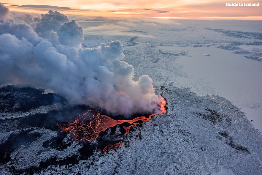Извержение вулкана Холюхрейн в Исландии.