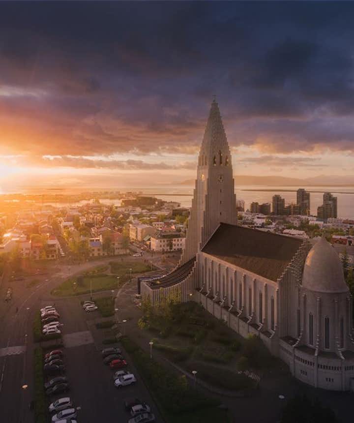 L'église Hallgrímskirkja surplombe le centre-ville de Reykjavik.