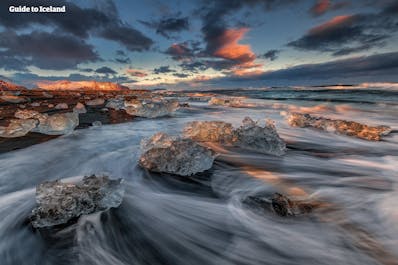 Les photographes apprécieront l'effet des vagues jouant avec les icebergs échoués sur la Plage de Diamant ou Diamond Beach, dans le sud-est de l'Islande.