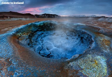 En varios lugares de la zona del lago Mývatn, en el norte de Islandia, puedes encontrar piscinas de agua caliente y humeantes fuentes de aire.