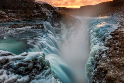 De Gullfoss-waterval op de Golden Circle verspreidt het hele jaar door een nevel van gletsjerwater.