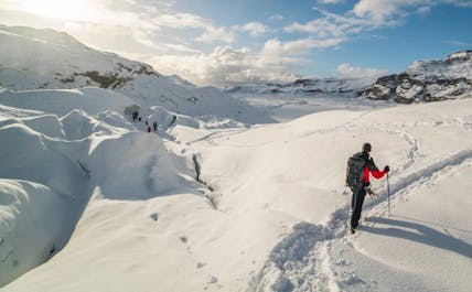 冬季冰岛南岸白雪皑皑的美景