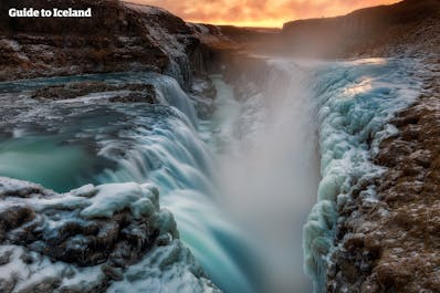 Guarda Gullfoss, la più famosa cascata islandese, sotto il manto invernale.