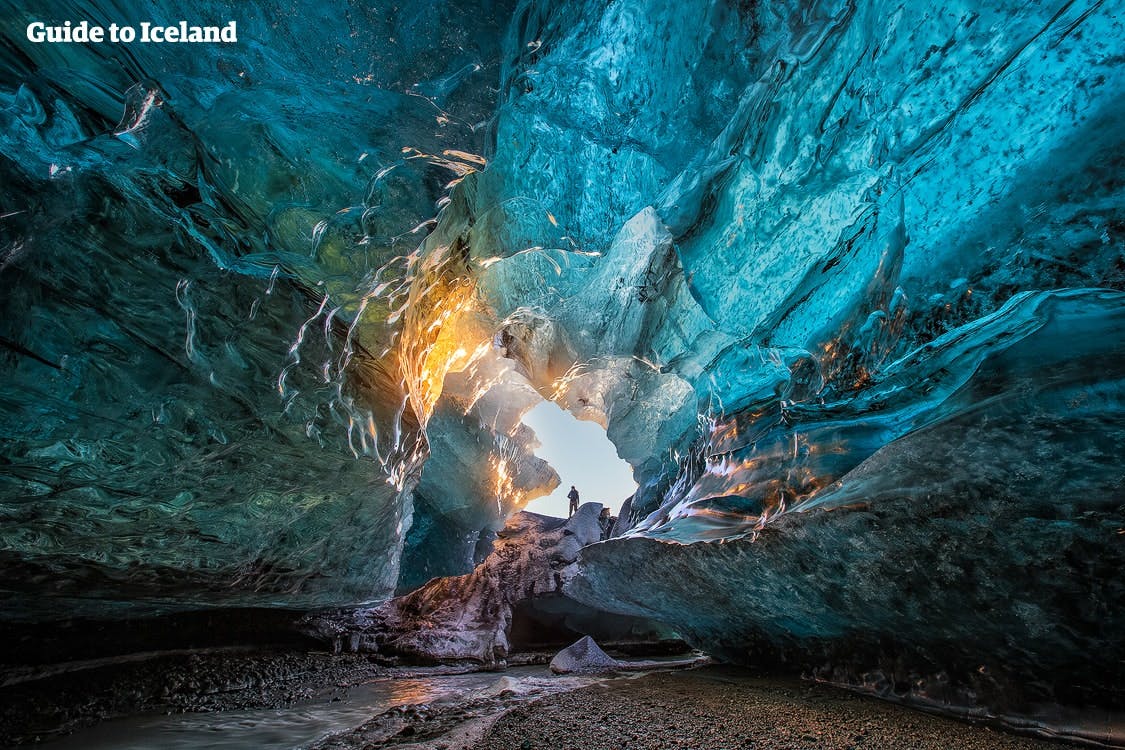 太陽の光を反射し、輝く、ヴァトナヨークルの洞窟