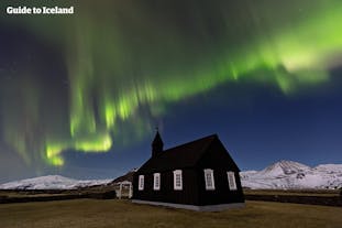 Nordlys danser over Búðakirkja på Snæfellsnes-halvøen i Vestisland.