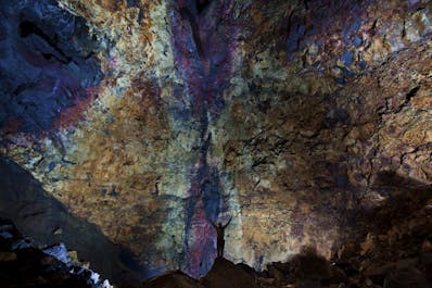 スリーフヌーカギグル火山内の空洞空間はツアーで訪れることができる