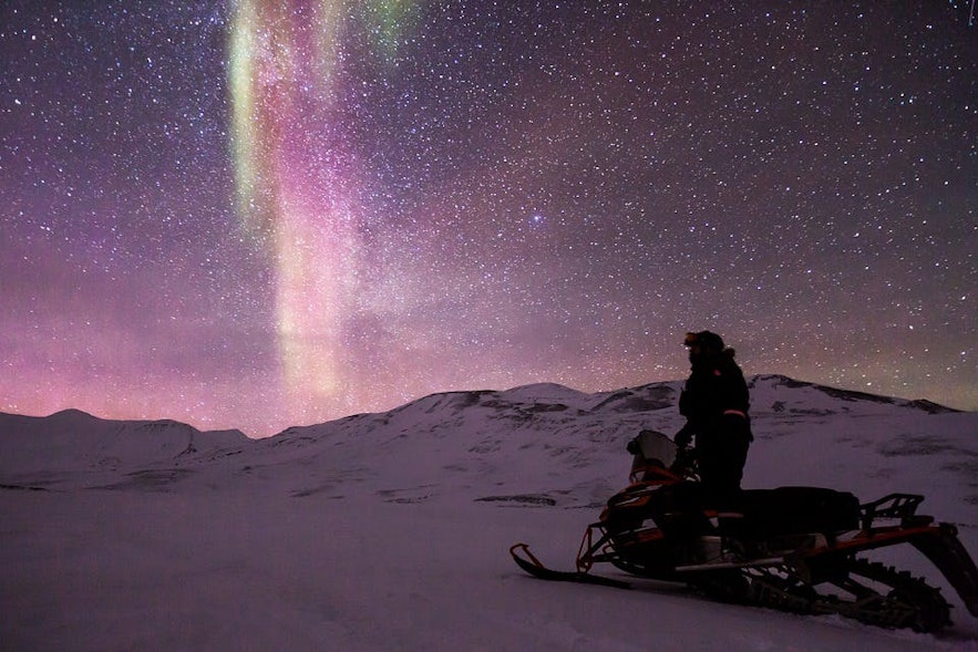 Oglądanie zorzy polarnej na Islandii w trakcie wycieczki skuterami śnieżnymi