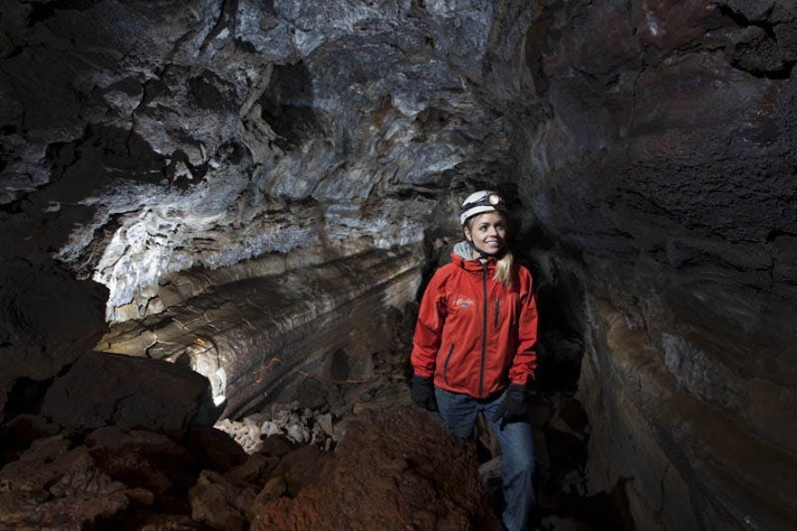 용암 동굴 투어를 통해 아이슬란드의 지질학적 특징과 역사에 대해 배울 수 있습니다.