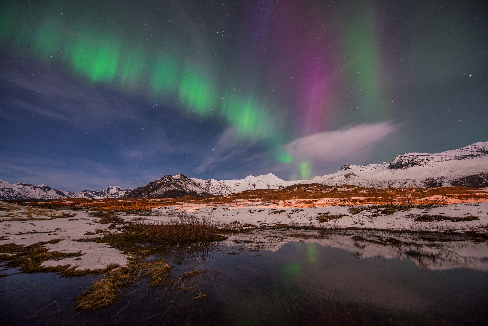 枯草と雪の殺風景な大地も、夜になればオーロラが躍りアイスランドは魔法にかかったような世界となる