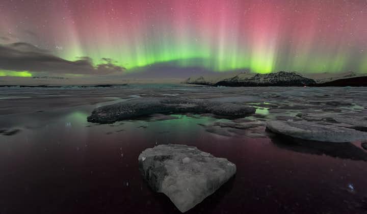 Die Nordlichter leuchten über der Gletscherlagune Jökulsarlon.