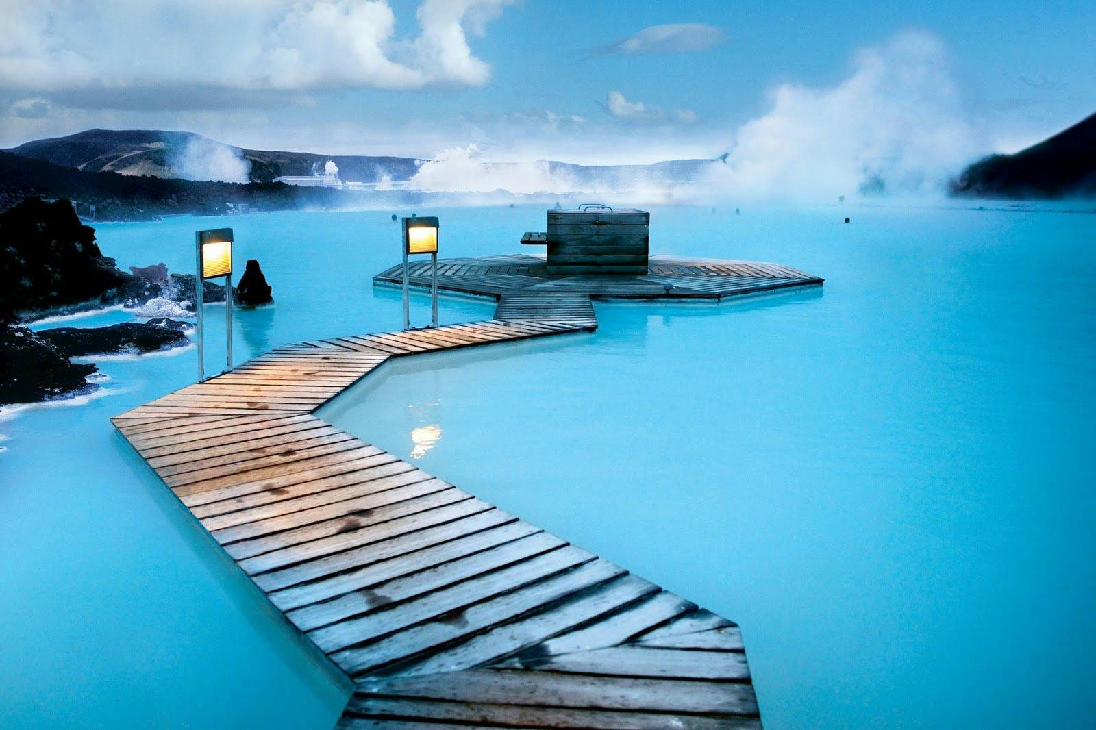Comienza tu aventura en Islandia con un relajante baño en el spa geotérmico de la Laguna Azul.