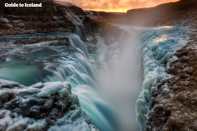 Visitez Gullfoss en hiver et observez la cascade la plus emblématique d'Islande traversant un canyon gelé de glace et de neige.