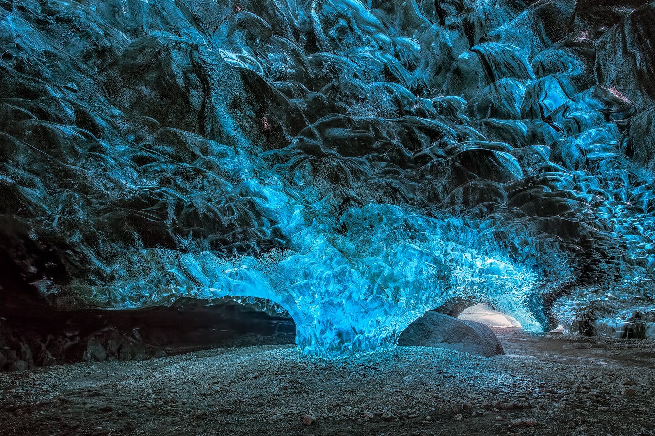 冰岛南岸的蓝冰洞是冬季最惊艳的自然奇观