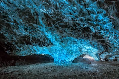 アイスランド南海岸のスーパーブルーの洞窟