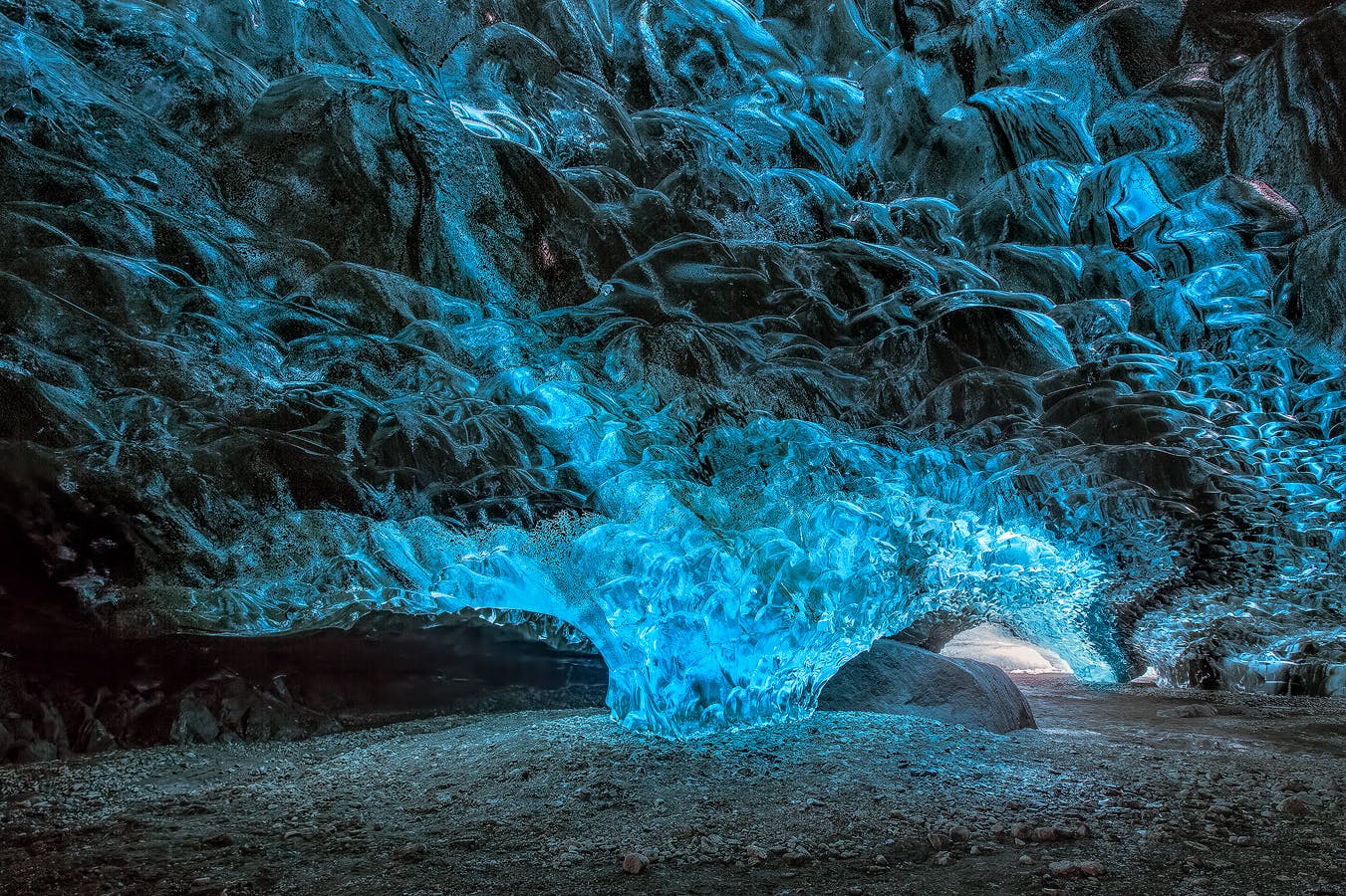 Las cuevas de hielo de los glaciares en la Costa Sur de Islandia se encuentran entre las características naturales más impresionantes del país.