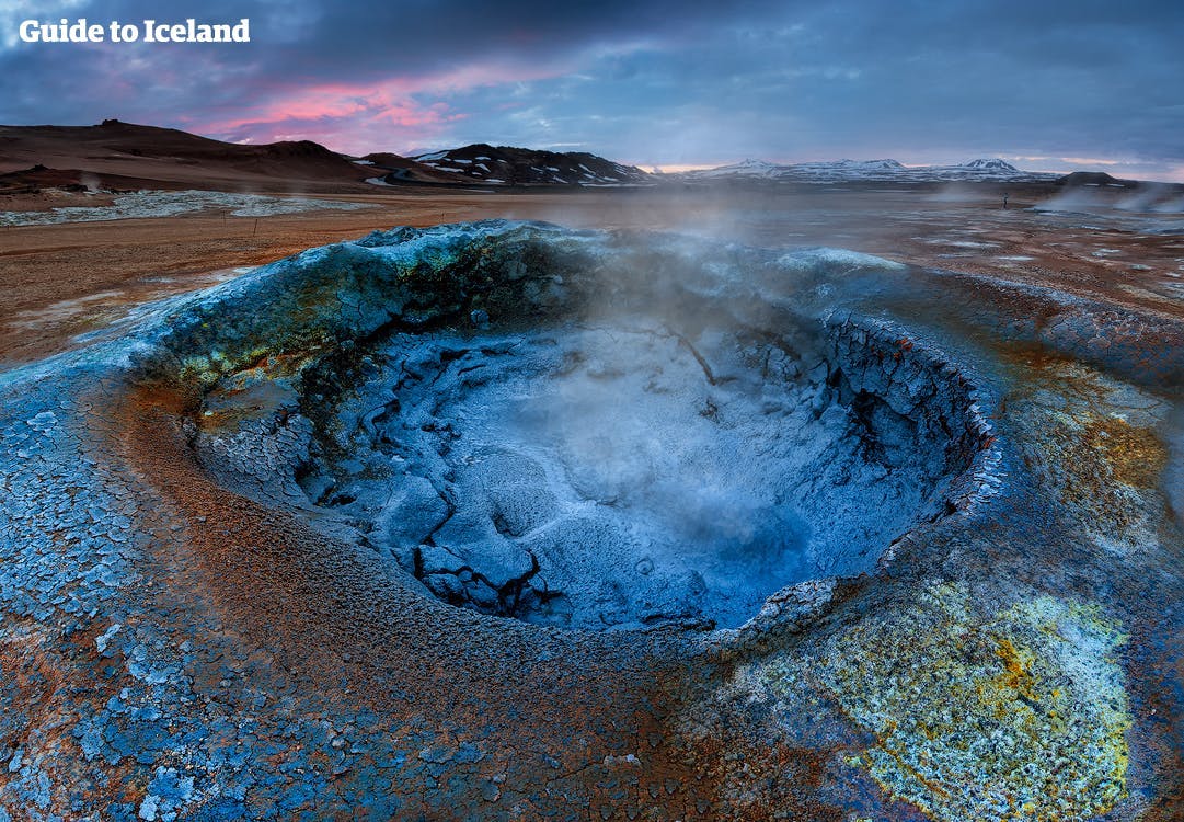 Besøk det geotermiske området Námaskarð ved innsjøen Mývatn, og se boblende gjørmebassenger, dampende hull, varme kilder og fumaroler.