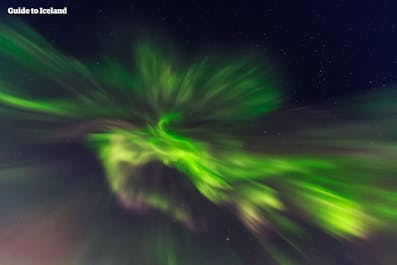 Die Nordlichter leuchten hell am Himmel über Island.