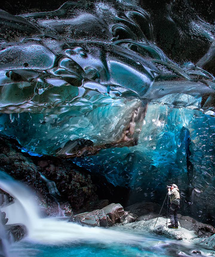 Isgrotte med foss på Island