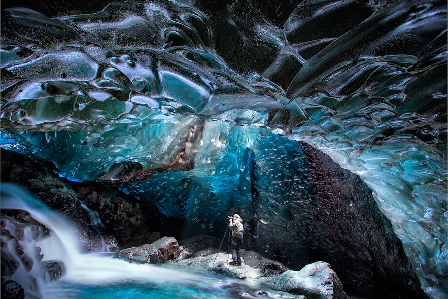 Isgrotte med foss på Island