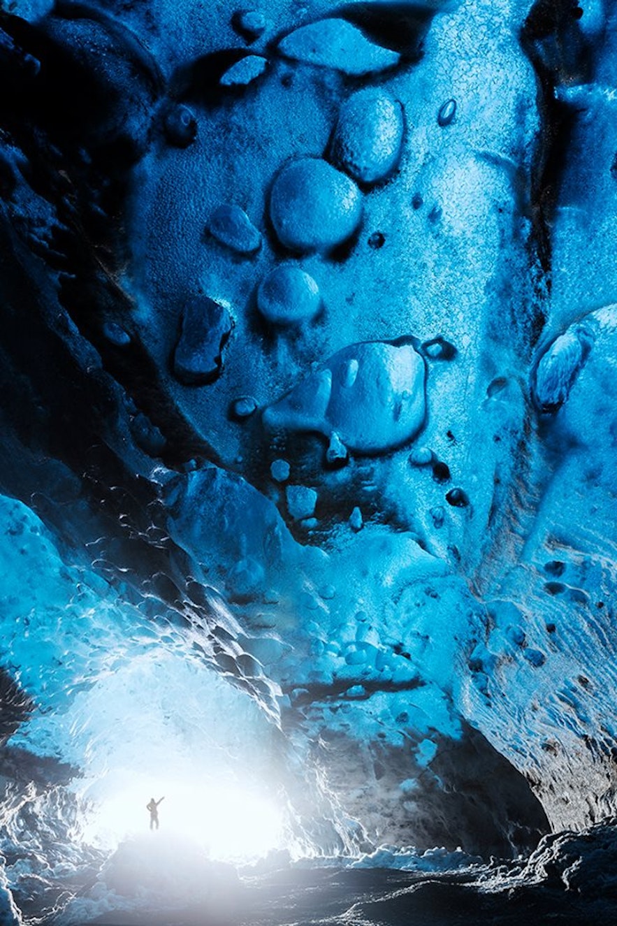 氷の洞窟では気泡さえもアートの一部