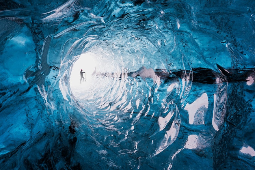 Natürlicher Eistunnel in einer Gletscherhöhle in Island