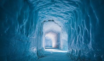 おとぎ話の世界のような不思議な雰囲気が漂うラングヨークトル氷河のトンネル