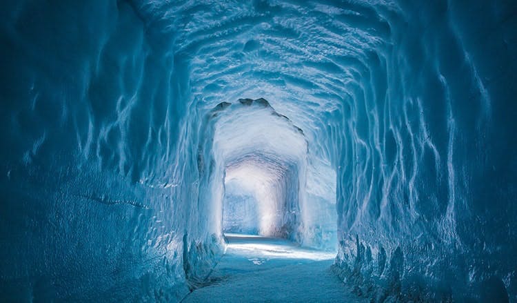 Der künstlich angelegte Eistunnel führt dich in die faszinierende Welt im Inneren des Gletschers Langjökull.