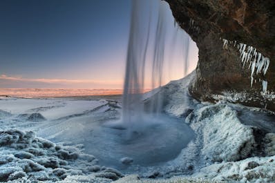 ในถ้ำด้านหลังของน้ำตกเซลยาแลนศ์ฟอสส์ในทางใต้ของประเทศไอซ์แลนด์ ที่คุณสามารถชมหยาดน้ำแข็งในช่วงฤดูหนาวได้.