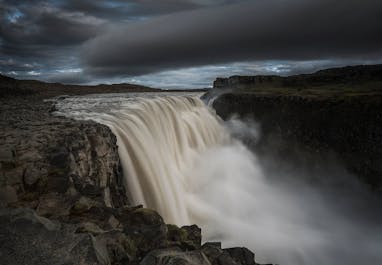 虽然在挪威的Sarpefossen瀑布在平均水量上超过了冰岛的黛提瀑布，但其实它的面积只有黛提瀑布的一半