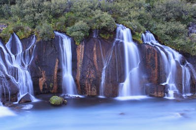 Hraunfossar liegt ganz in der Nähe des wunderschönen Wasserfalls Barnafoss.