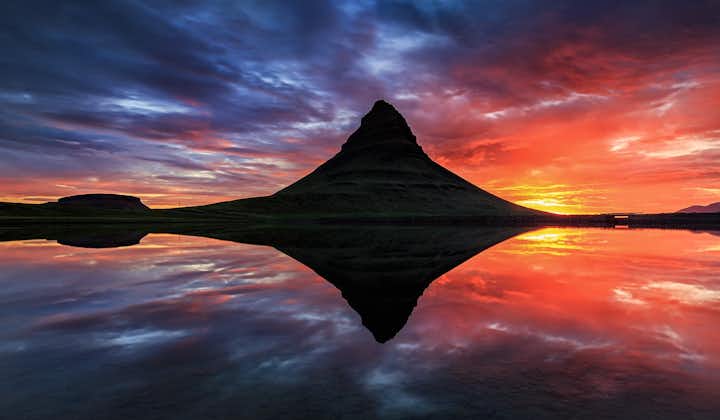 Góra Kirkjufell to dramatyczny i niezwykły szczyt, który jest ulubionym miejscem fotografów.
