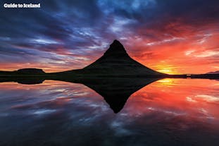 Kirkjufell is een berg met een dramatische en ongewone vorm die om die reden ook populair is onder fotografen.