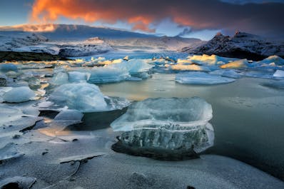 13日間の格安セルフドライブツアーでは、「アイスランドの至宝」ヨークルスアゥルロゥン氷河湖を訪れることもできる