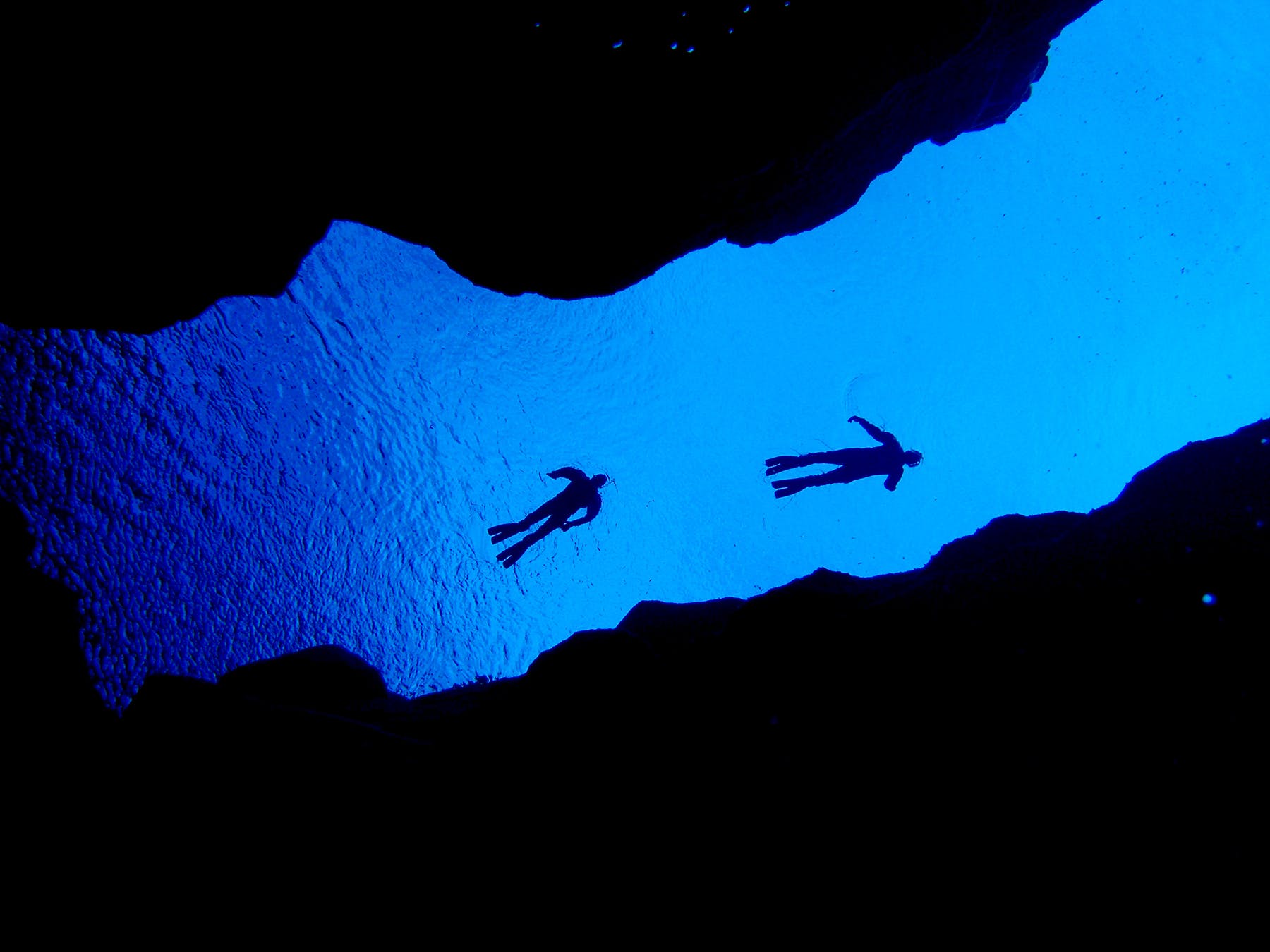 冰岛丝浮拉大裂缝是举世闻名的浮潜与潜水胜地