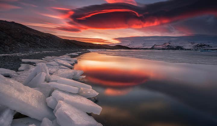 Le soleil ne reste dans le ciel que pendant environ quatre heures en hiver islandais, mourant dans les cieux au-dessus de caractéristiques telles que la lagune glaciaire de Jökulsárlón aux couleurs vives.