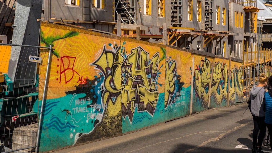 一个正因为雷克雅未克的城市新规划而逐渐消失的涂鸦作品