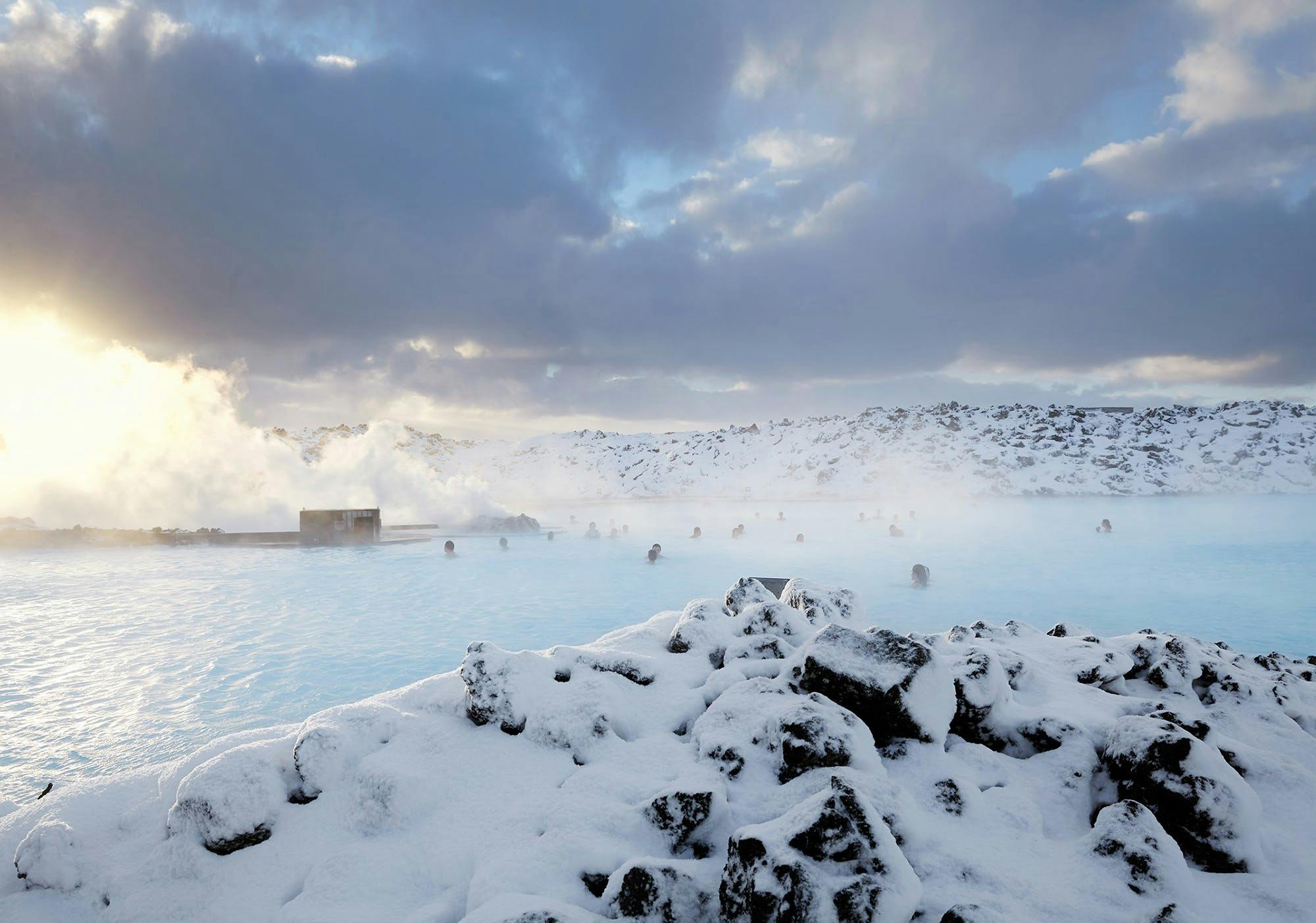 冰岛蓝湖温泉距离凯夫拉维克国际机场很近，被雷克雅内斯半岛的熔岩原包围