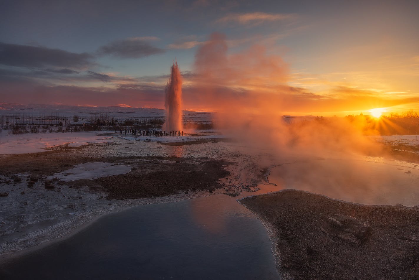 El poderoso géiser Strokkur entra en erupción rutinariamente cada cinco o diez minutos, arrojando enormes cantidades de agua en el cielo invernal de Islandia.