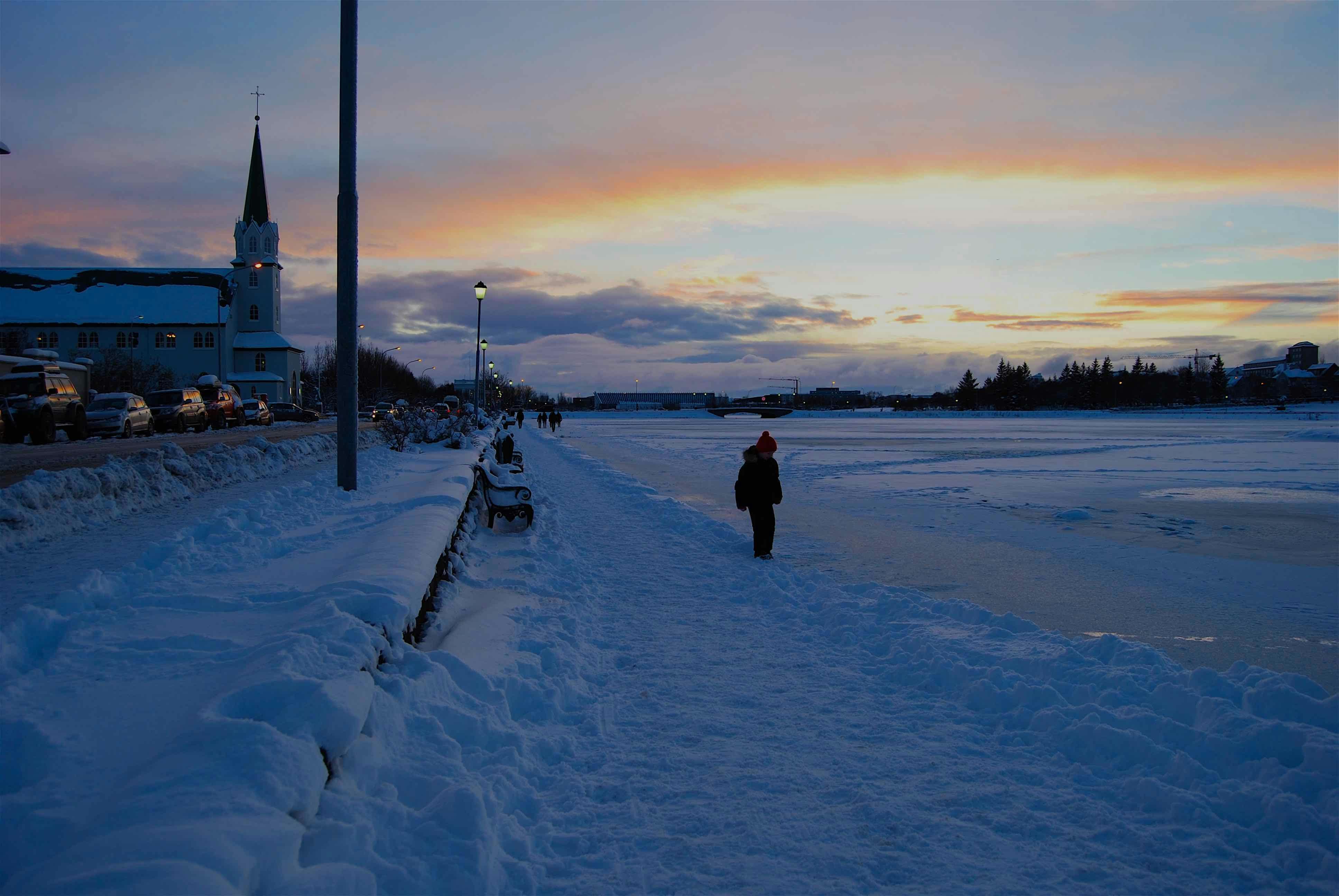 冬季游览雷克雅未克，您将领略到迷人的冰雪胜景