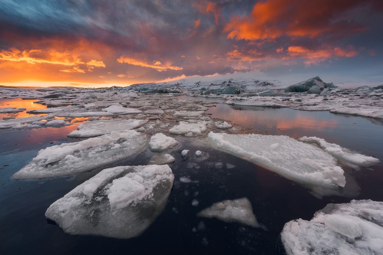 Grandes icebergs caen del glaciar Breiðamerkurjökull en la laguna glaciar Jökulsárlón para derivar tranquilamente hacia el mar abierto.