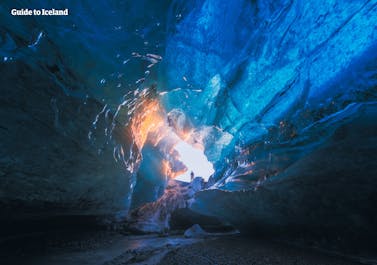 Onder de Vatnajökull-gletsjer is een netwerk van ijsgrotten aanwezig en in de winter hebben IJslandbezoekers het geluk dat ze deze grotten kunnen verkennen.