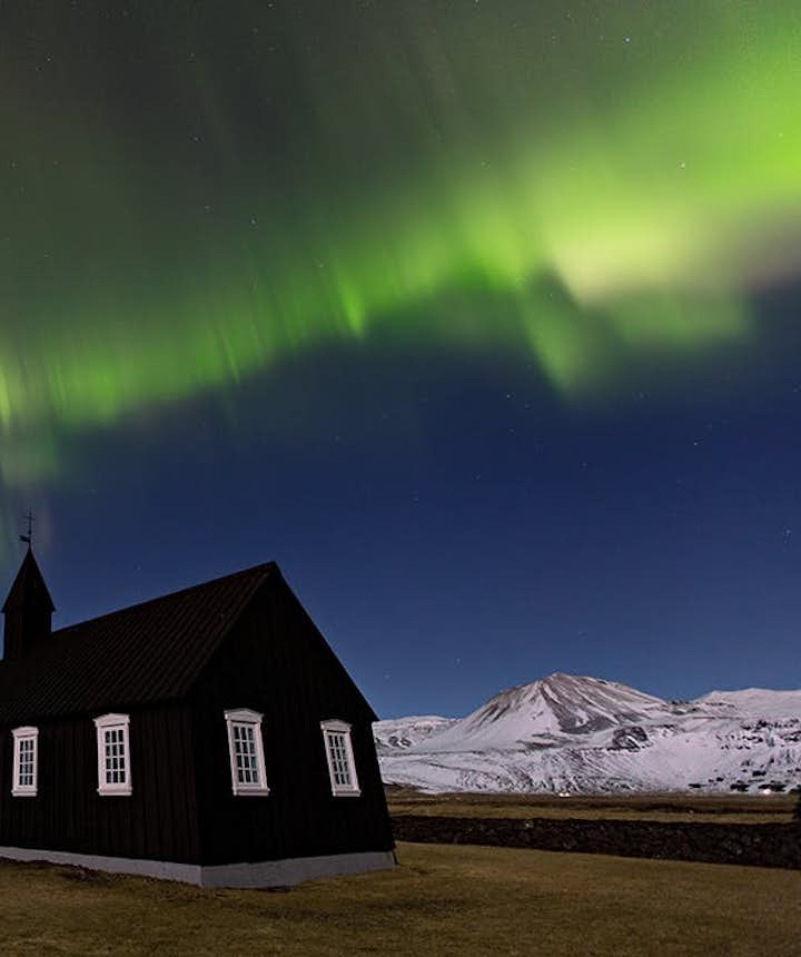 La aurora boreal sobre Buðir en la península Snaefellsnes.