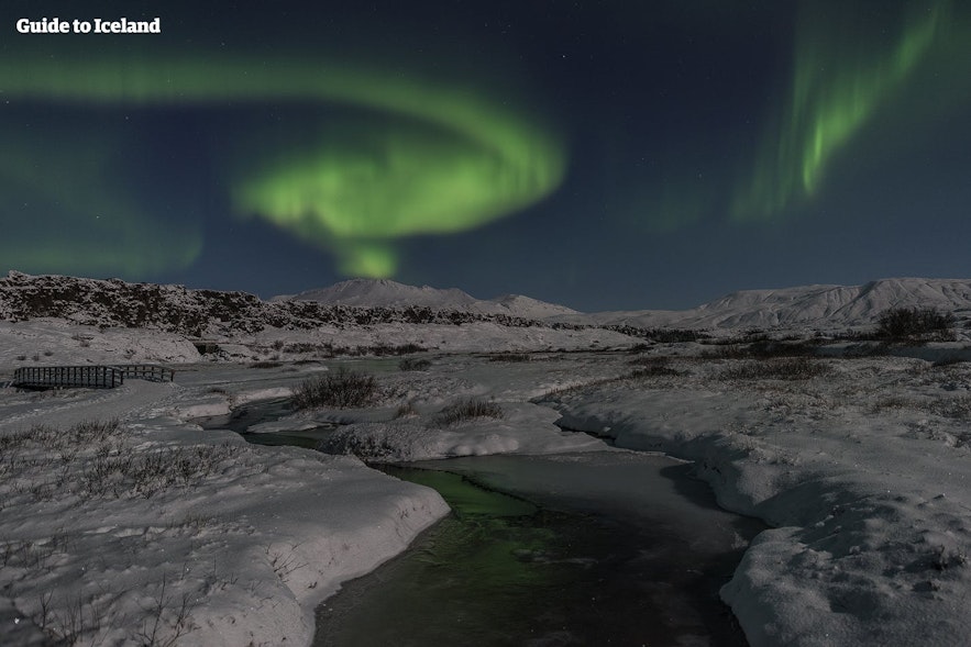 La aurora boreal sobre el Parque Nacional Þingvellir, sitio de visita y parte del Golden Circle.