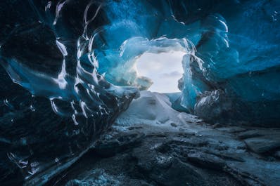 Bezoekers die tussen november en maart naar het zuidoosten van IJsland komen, mogen de geweldige ijsgrotten niet missen.