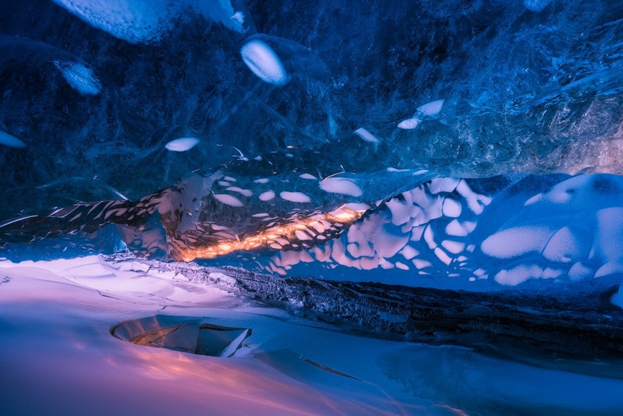 アイスランドの氷の洞窟の特別な美しさ