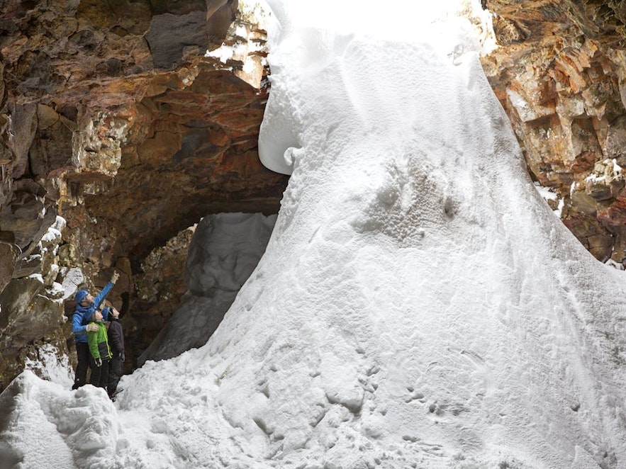 まるで滝のように、ロイヴァルホゥルスヘットリル溶岩の洞窟へと流れる多量の雪