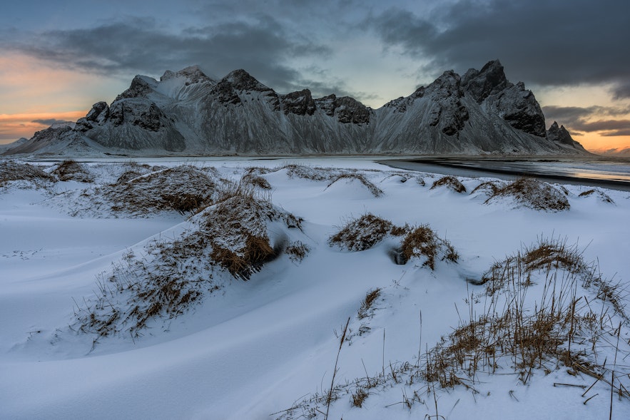 Zimowa góra Vestrahorn na półwyspie Stokksnes
