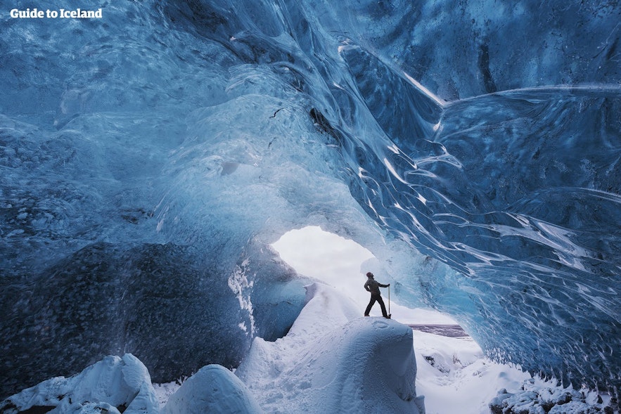 La abertura de una cueva de hielo.