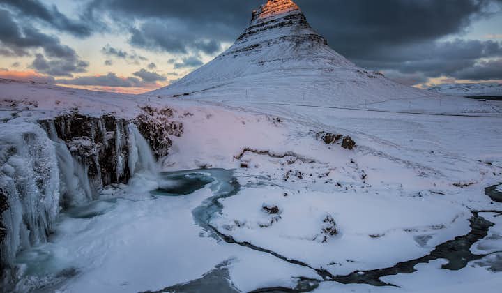 Góra Kirkjufell, jedna z najbardziej malowniczych gór Islandii.