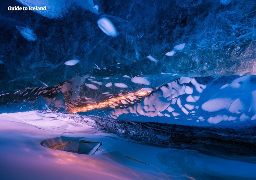 아이슬란드 얼음 동굴 속으로 비치는 햇빛